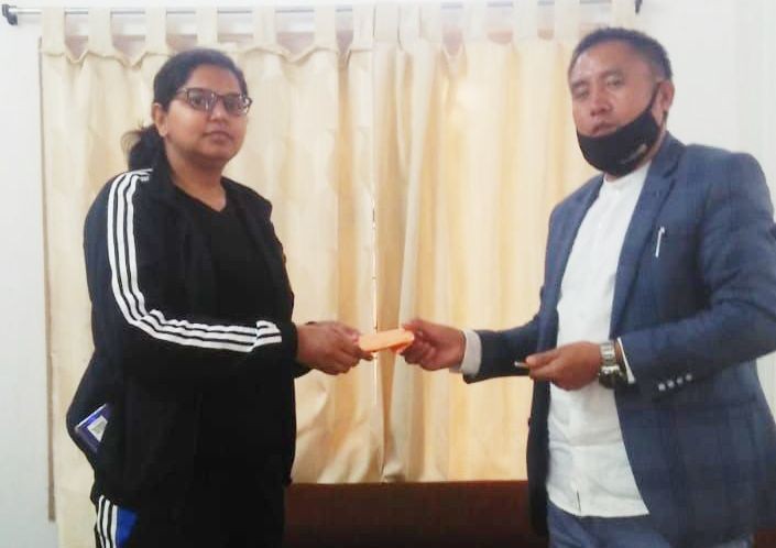 Setsacho Sangtam, Vice President of the ENPO handing over Rs 50,000 to DC Kiphire, Sarita Yadav, IAS, for management of quarantine centres in Kiphire town.